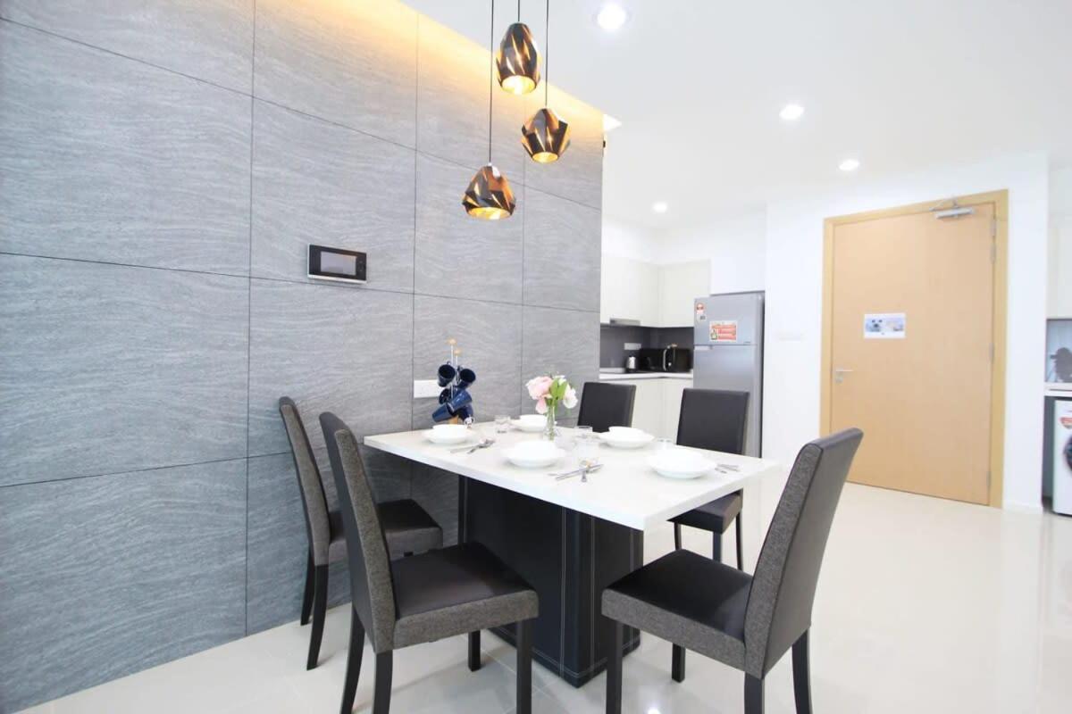 A Stylish High-Floor 2Br Suasana Suites Views Johor Bahru Extérieur photo